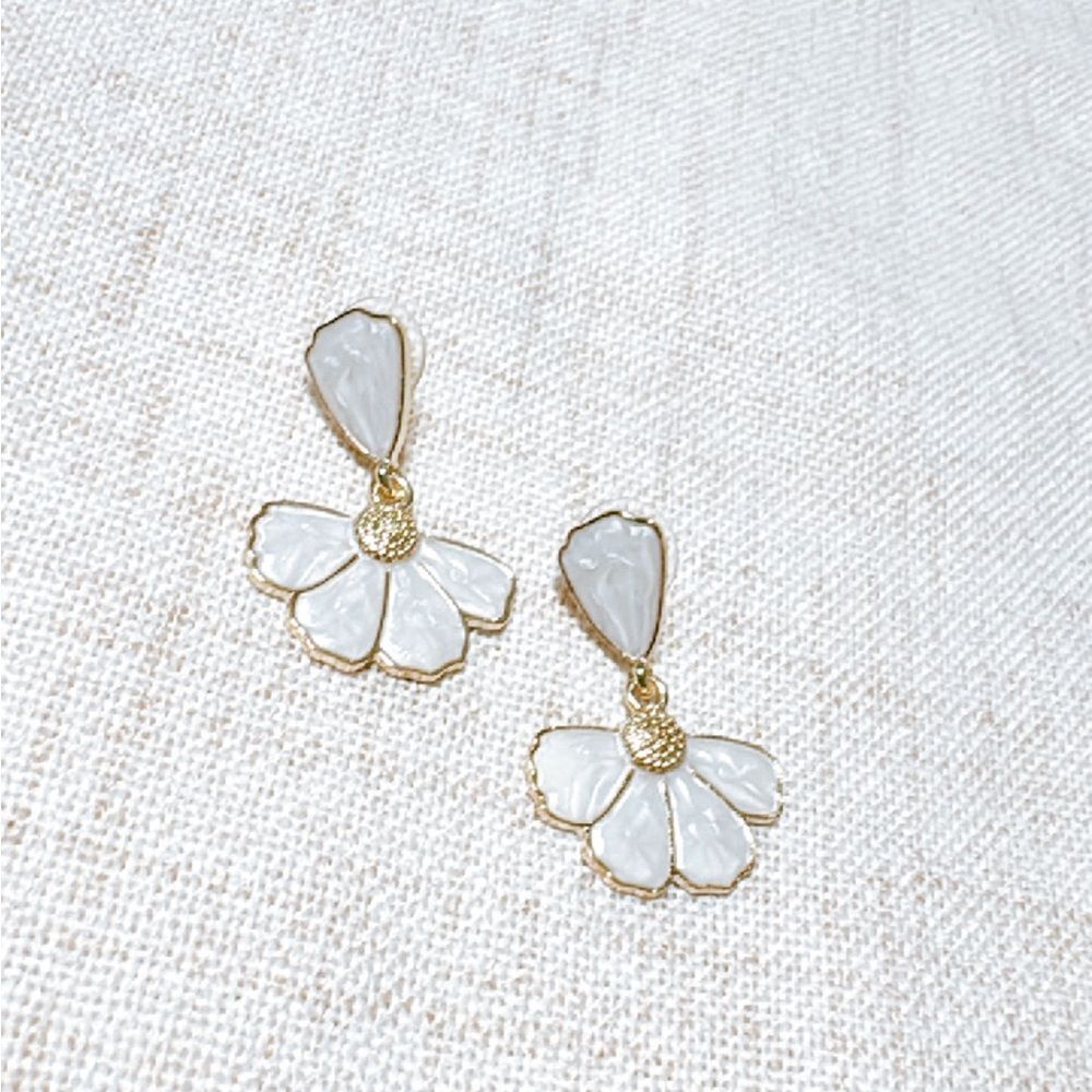 White flower dangle earrings #1206 - Picture 3 of 4